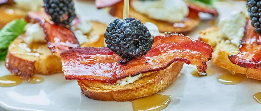 bacon-crostinis-with-goat-cheese-blackberries-and-honey